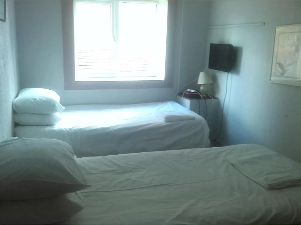 Swan Inn, Heathrow Airport スタンウェル